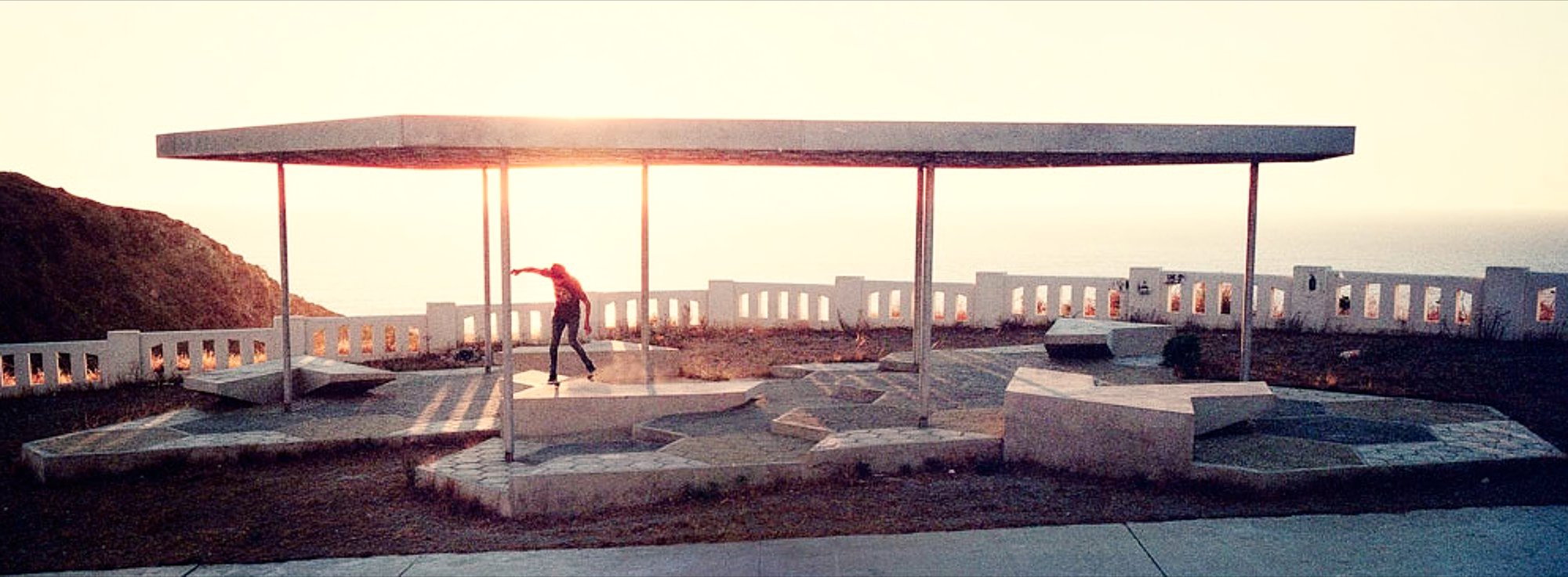 Skater en contraluz, atardecer, mirador costero